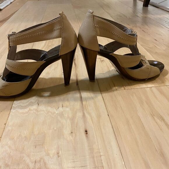 Michael Kors Berkeley T strap patent beige sandal in size 6.5 - Picture 4 of 14